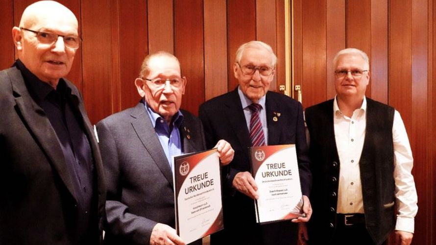 Uwe Stark (von links), Sven von Ehrenkrook, Josef Lünnemann und der stellvertretende Kameradschaftsvorsitzende Oberstabsfeldwebel a.D. Uwe Mietz. Foto: DBwV