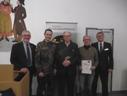 Vorsitzender ERH Hauber mit den Geehrten Münch und Stübs, Kommandeur Oberstleutnant Christoph Werle und Vorsitzendem KERH Schlönvoigt (v.r.n.l.) Foto: DBwV