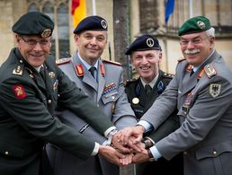 Bei der Kommandoübergabe in Münster (v.l.n.r.): Generalleutnant Leo Beulen, Generalleutnant Alfons Mais, Generalleutnant Michiel van der Laan und Generalleutnant Jörg Vollmer.