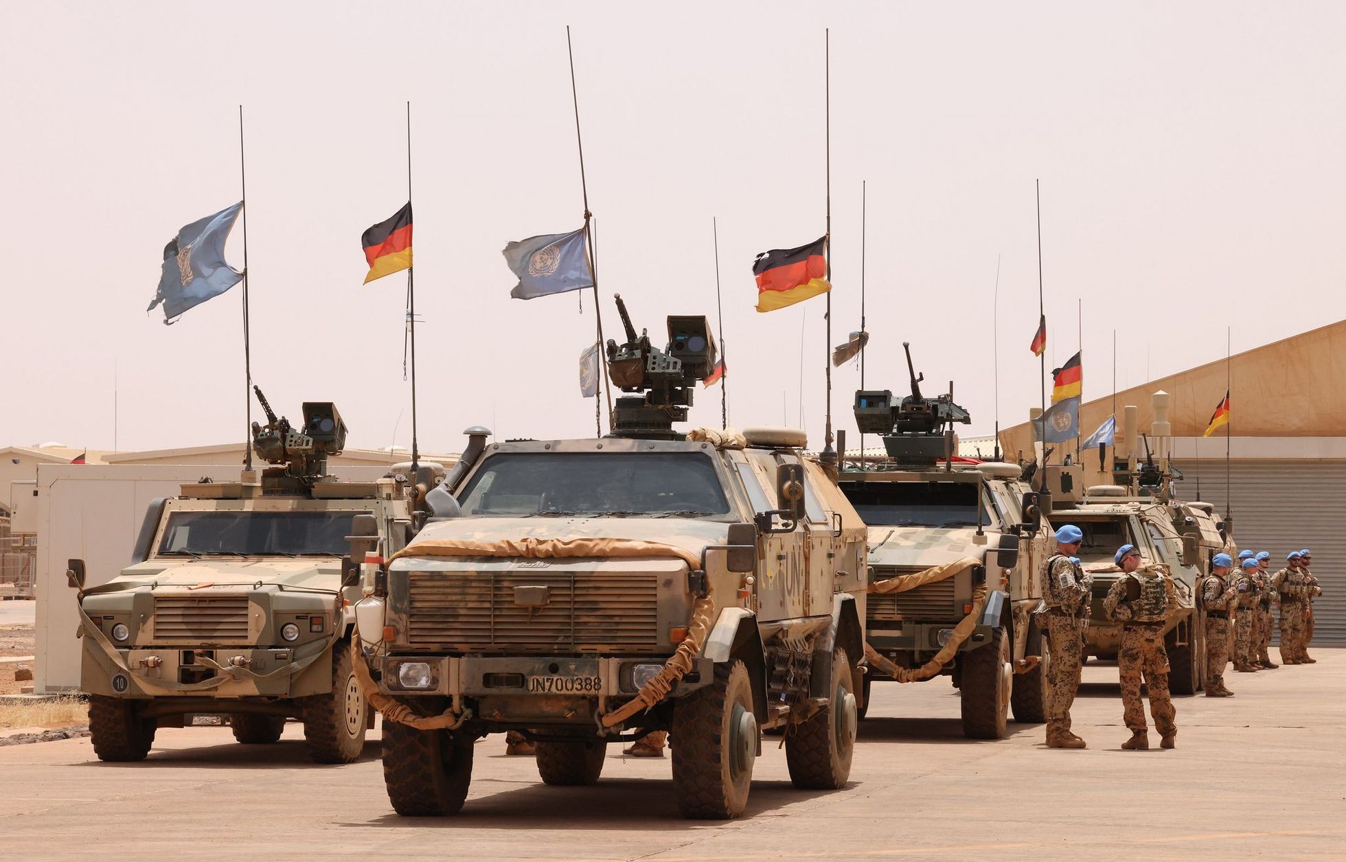 Soldaten stehen an ihren Fahrzeugen im Camp Castor in Gao/Mali. Foto: Bundeswehr/Sebastian Wilke