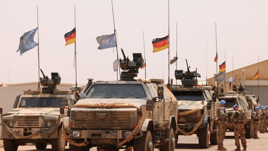 Soldaten stehen an ihren Fahrzeugen im Camp Castor in Gao/Mali. Foto: Bundeswehr/Sebastian Wilke