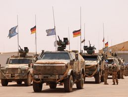 Soldaten stehen an ihren Fahrzeugen im Camp Castor in Gao/Mali. Foto: Bundeswehr/Sebastian Wilke