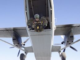 Die Absetzhöhe ist erreicht: Ein Gebirgsjäger springt aus einem „Skytruck“. Foto: Gebirgsjägerbataillon 231