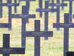 Deutsche Kriegsgräber auf dem Soldatenfriedhof Cernay im Elsass. In ganz Europa wird in diesen Tagen an das Ende des Ersten Weltkriegs vor 100 Jahren erinnert. Foto: dpa