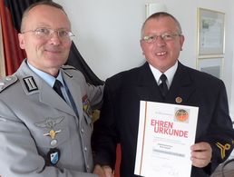 v.l.: Jörg Struckmeier mit dem geehrten Rudi Haardt (Foto: DBwV/LV Nord)