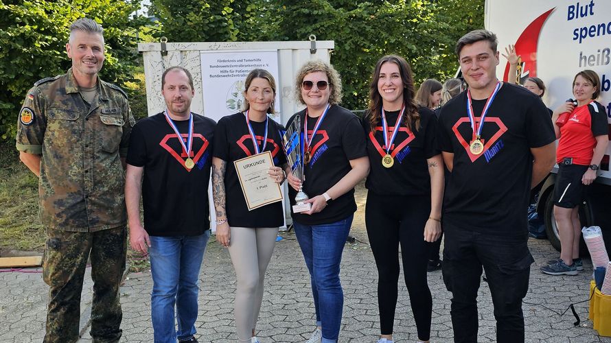 Nach spannenden Wettbewerben, bei denen Geschick, Kraft und Geist gefordert waren, stand am Nachmittag die Siegermannschaft fest. Oberstabsfeldwebel Hillmer und die Gewinner des Wettbewerbes. Foto:   Michael Schwab