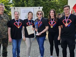 Nach spannenden Wettbewerben, bei denen Geschick, Kraft und Geist gefordert waren, stand am Nachmittag die Siegermannschaft fest. Oberstabsfeldwebel Hillmer und die Gewinner des Wettbewerbes. Foto:   Michael Schwab