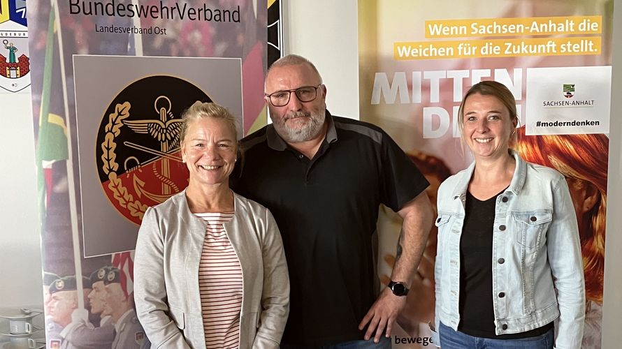 Informationsveranstaltung des Berufsförderungsdiensts (BFD) in Magdeburg: Stabsfeldwebel a.D. Gabriela Raue, Sonderbeauftragte Eingliederung SaZ im Landesverband Ost, mit Klaus Roth und Julia Brandhöfer vom BFD Magdeburg. Foto: DBwV