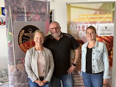 Informationsveranstaltung des Berufsförderungsdiensts (BFD) in Magdeburg: Stabsfeldwebel a.D. Gabriela Raue, Sonderbeauftragte Eingliederung SaZ im Landesverband Ost, mit Klaus Roth und Julia Brandhöfer vom BFD Magdeburg. Foto: DBwV