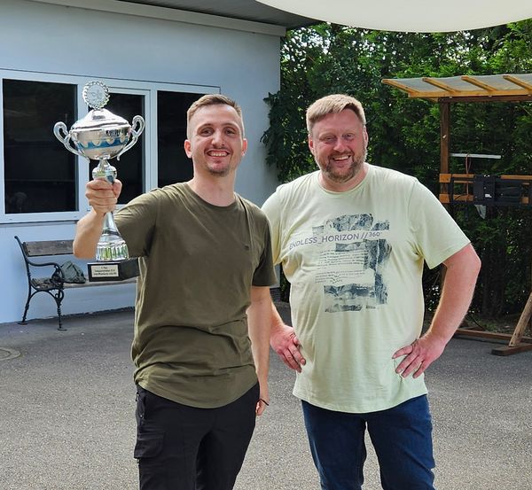 Der „Beste Schütze“ beim Tontaubenschießen erhielt vom „Spieß“ einen Pokal. Foto: Ralf Pieper