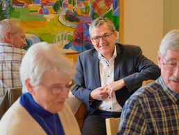 Roderich Kieswetter informierte sich als langjähriges Mitglied des BundeswehrVerband in seiner Kameradschaft ERH in Ellwangen über die aktuelle Verbandsarbeit. Foto: IK