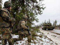 Deutsche Pioniere und ein Kampfpanzer Leopard 2 bei der Nato-Großübung "Trident Juncture" im November 2018 in Norwegen: Mit dem Manöver wurde die Verlegefähigkeit der VJTF unter Beweis gestellt. Foto: Bundeswehr/Marco Dorow