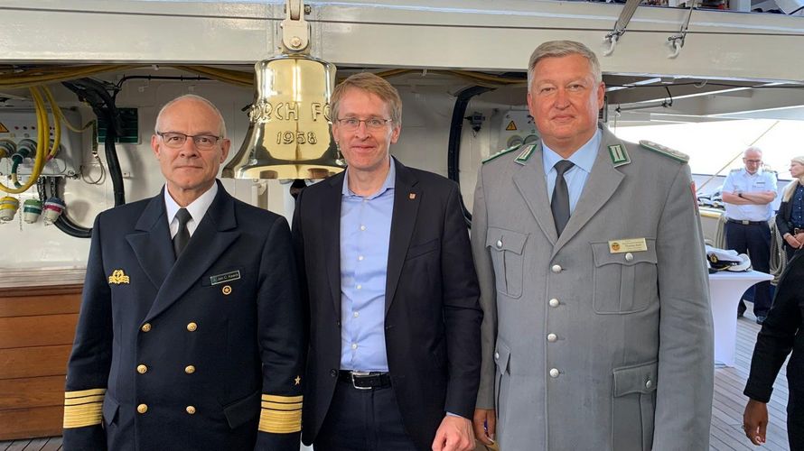 Vizeadmiral Jan C. Kaack, Daniel Günther (CDU), Ministerpräsident von Schleswig-Holstein und Oberst Thomas Behr. Foto: DBwV