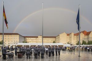 Ein Platzkonzert inklusive Regenbogen beendete den Festakt. Foto: DBwV 