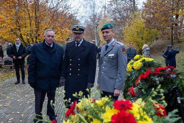 Bei der Gedenkveranstaltung im Wald der Erinnerung: Hauptmann a.D. Uwe Köpsel, Fregattenkapitän Marco Thiele und Oberstleutnant i.G. Marcel Bohnert. Foto: DBwV/Yann Bombeke