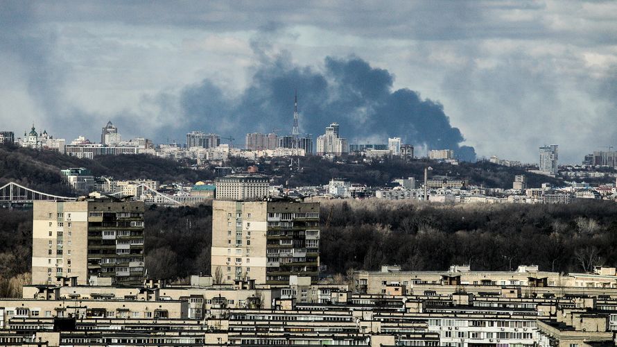 Kiew am Sonntagmorgen: Am Horizont sind Rauchwolken zu sehen. Die Gefechte im Land gehen unvermindert weiter. Foto: picture alliance / Photoshot 