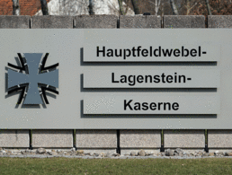 Das Schild am Eingang der Hauptfeldwebel-Lagenstein-Kaserne in Hannover. Foto: Tim Rademacher