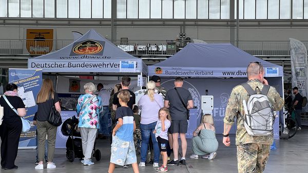 Gut besucht: Der Stand des Landesverbands Nord des Deutschen BundeswehrVerbandes in Faßberg. Foto: DBwV/Sarina Flachsmeier