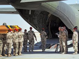 Am 30. Mai 2011, zwei Tage nach dem Anschlag am Gouverneurspalast, werden die Särge der Gefallenen im Beisein des damaligen Generalinspekteurs Volker Wieker in eine Transall verladen. Auch Generalmajor Markus Kneip nimmt trotz seiner bei dem Anschlag erlittenen Verwundungen Abschied von den toten Kameraden. Foto: Bundeswehr/Andrea Bienert