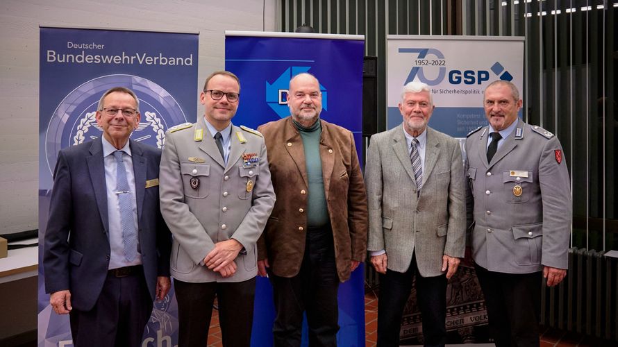 Kooperationspartner der sicherheitspolitischen Veranstaltung (v.l.n.r.) Harald Lott (DBwV) mit KSK-Pressesprecher Oberstleutnant Kieron Kleinert, Thomas Trell (DWT), Wolfgang Götze (GSP) sowie Landesvorsitzender Oberstleutnant a.D. Josef Rauch. Foto: Ingo Kaminsky