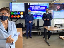 Verteidigungsministerin Annegret Kramp-Karrenbauer stellte heute das "Air and Space Operations Center" der Luftwaffe in Dienst. Foto: picture alliance/dpa | Carsten Hoffmann