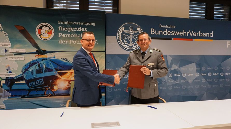 Uwe Kraus, Bundesvorsitzender der Bundesvereinigung fliegendes Personal der Polizei, und Stabsfeldwebel a.D. Thomas Schwappacher, stellvertretender Bundersitzender des Deutschen BundeswehrVerbands unterzeichneten einen Vertrag zur korporative Mitgliedschaft. Foto: Eva Krämer