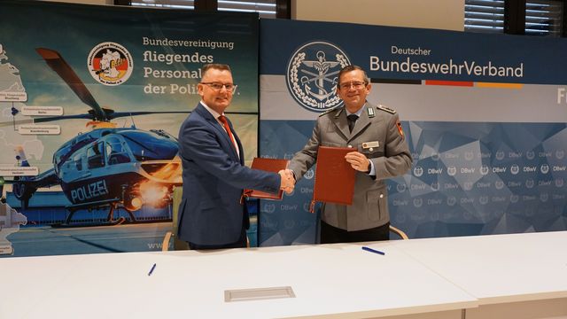 Uwe Kraus, Bundesvorsitzender der Bundesvereinigung fliegendes Personal der Polizei, und Stabsfeldwebel a.D. Thomas Schwappacher, stellvertretender Bundersitzender des Deutschen BundeswehrVerbands unterzeichneten einen Vertrag zur korporative Mitgliedschaft. Foto: Eva Krämer