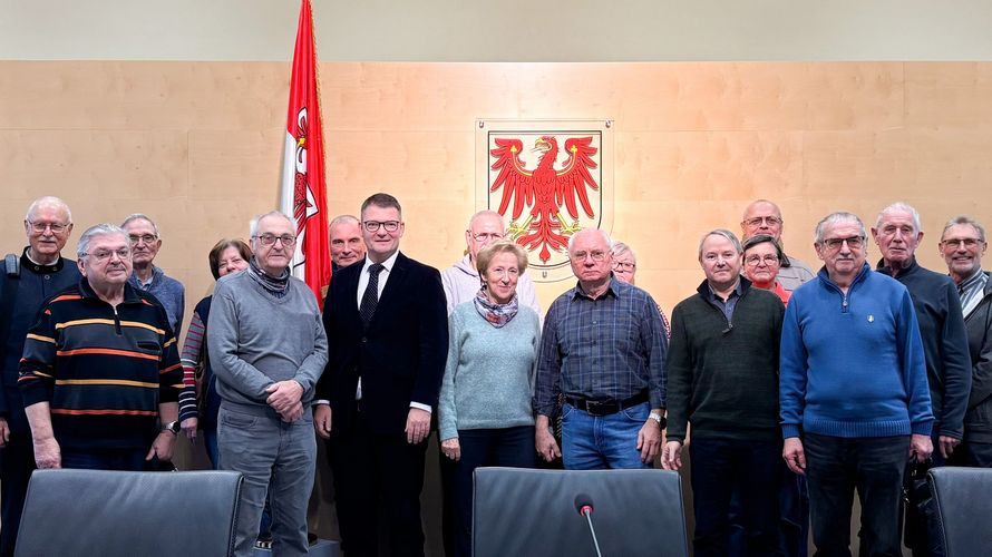 Die Gruppe der KERH Potsdam beim Besuch des Landesverfassungsgerichtes gemeinsam mit dem stellvertretenden Vorsitzenden des Gerichtes Dr. Michael Strauß (mittig mit Anzug). Foto: Rena Schuncke