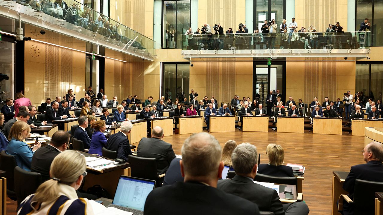 Mit dem Votum des Bundesrats ist der Weg für die Änderung des Grundgesetzes und die Lockerung der Schuldenregeln frei. Foto: picture alliance/REUTERS/Liesa Johannssen