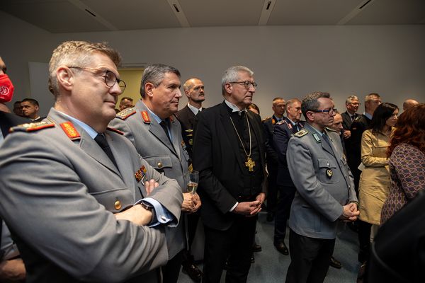 Knapp 100 Gäste waren bei der Eröffnung des Veteranenbüros dabei, darunter auch der Stellvertreter des Bundesvorsitzenden, Stabsfeldwebel Thomas Schwappacher. Foto: DBwV/Yann Bombeke