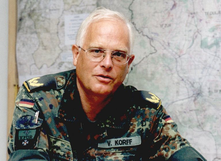 Brigadegeneral Fritz von Korff ist im Sommer 1999 Kommandeur des Multinationalen Corps Süd der KFOR. Foto: picture alliance/dpa/DB Bundeswehr