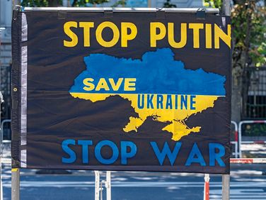 Banner vor der Russischen Botschaft in Berlin mit der Aufschrift „Stop Putin Stop War Save Ukraine“. Foto: picture alliance/Kirchner-Media/Bahho Kara