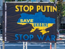 Banner vor der Russischen Botschaft in Berlin mit der Aufschrift „Stop Putin Stop War Save Ukraine“. Foto: picture alliance/Kirchner-Media/Bahho Kara