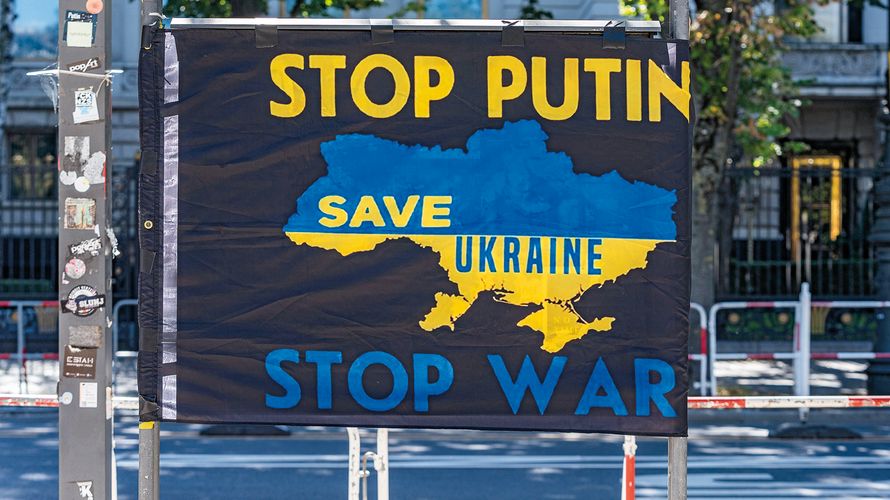 Banner vor der Russischen Botschaft in Berlin mit der Aufschrift „Stop Putin Stop War Save Ukraine“. Foto: picture alliance/Kirchner-Media/Bahho Kara