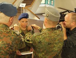 Verleihung des Dienstgrads: In der Sanitätsakademie München erhält Alexa Schnölzer vorläufig den Dienstgrad Stabsapothekerin. Die Kamera ist ganz dicht dabei. Foto: Björn Albrecht