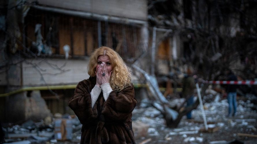 Fassungslos steht eine Ukrainerin vor den Trümmern eines Wohnblocks in Kiew, der in der Nacht bei einem russischen Raketenangriff zerstört wurde. picture alliance / ASSOCIATED PRESS / Emilio Morenatti