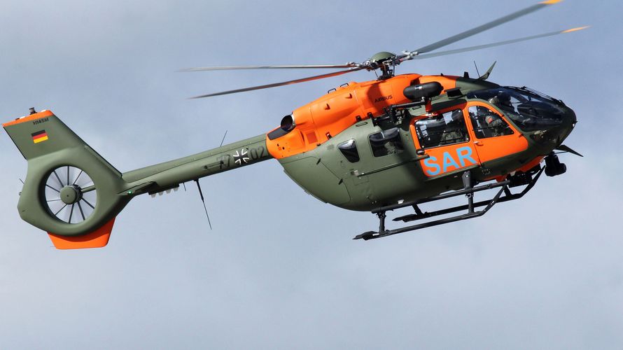 Charakteristisch für die SAR-Hubschrauber ist die Zweifarblackierung in Oliv und Orange. Da macht der neue H145 LUH SAR der Heeresflieger keine Ausnahme. Foto: Bundeswehr/Peter Straub