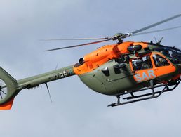 Charakteristisch für die SAR-Hubschrauber ist die Zweifarblackierung in Oliv und Orange. Da macht der neue H145 LUH SAR der Heeresflieger keine Ausnahme. Foto: Bundeswehr/Peter Straub