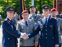 Generalleutnant Martin Schelleis, General Carsten Breuer, Generalinspekteur der Bundeswehr, und Generalmajor Stefan Lüth (v.l.) beim Übergabeappell Foto: Hähnel/Bundeswehr 