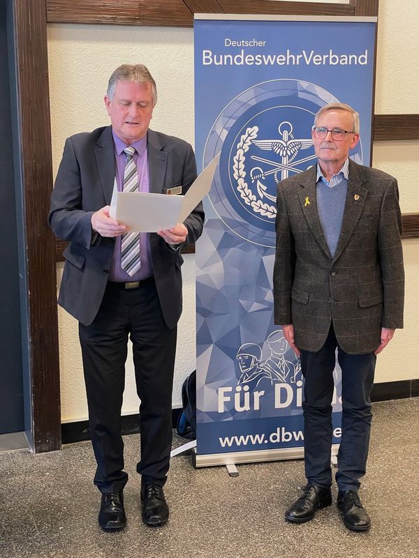 Landesvorsitzender ERH Bernhard Hauber (v.l.) würdigte die Verdienste von Oberstleutnant a.D. Wolfgang Hagedorn um den Deutschen BundeswehrVerband mit der Verdienstnadel in Silber. Foto: Harry Linke