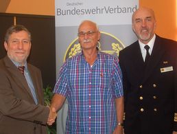 v.l.: Peter Braunshausen zeichnete Joachim Clemens zusammen mit Jens Tischer aus (Foto: DBwV/LV Nord)