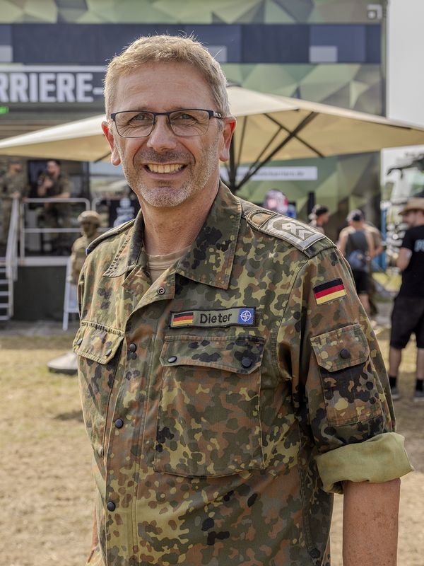 Stabsfeldwebel Dieter berichtet vom großen Zulauf am Karrieretruck der Bundeswehr. Foto: DBwV/Janosh Sagawe 