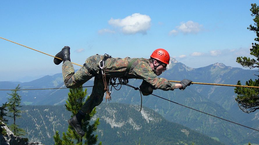 Soldat auf einem Seilsteg im Gebirge. Die vielfältigen Aufgaben der Bundeswehr sind in der Öffentlichkeit nicht immer präsent Foto: Bundesweh