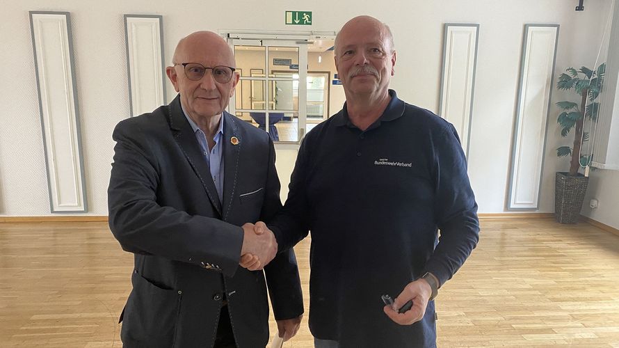 Dankesworte für fünf Jahrzehnte treue Mitgliedschaft im Deutschen BundeswehrVerband (DBwV) gab es für Werner Kaender (l.) vom Bezirksvorsitzenden Michael Grothe. Foto: T. Küppers