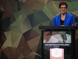 „Es ist und bleibt mir ein wichtiges Anliegen, dass die Angehörigen der Bundeswehr für ihren besonderen Dienst die verdiente Wertschätzung erfahren“, sagte Verteidigungsministerin Annegret Kramp-Karrenbauer. Foto: Bundeswehr/Sebastian Wilke