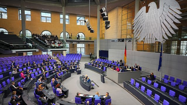 Eine Kraftanstrengung in politisch turbulenten Zeiten: Der Bundestag hat das „Artikelgesetz Zeitenwende“ beschlossen. Foto: picture alliance/dpa/Michael Kappeler