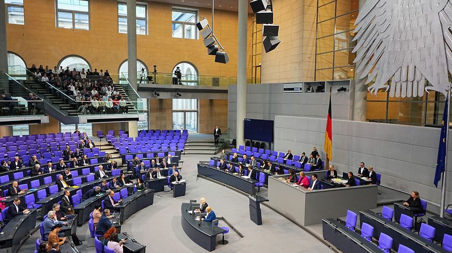 Eine Kraftanstrengung in politisch turbulenten Zeiten: Der Bundestag hat das „Artikelgesetz Zeitenwende“ beschlossen. Foto: picture alliance/dpa/Michael Kappeler