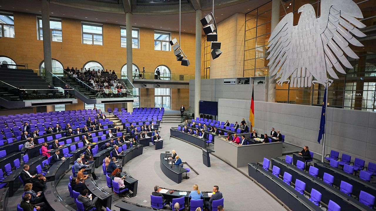 Eine Kraftanstrengung in politisch turbulenten Zeiten: Der Bundestag hat das „Artikelgesetz Zeitenwende“ beschlossen. Foto: picture alliance/dpa/Michael Kappeler