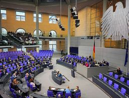 Eine Kraftanstrengung in politisch turbulenten Zeiten: Der Bundestag hat das „Artikelgesetz Zeitenwende“ beschlossen. Foto: picture alliance/dpa/Michael Kappeler