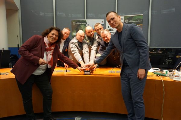 Gemeinsam mit den Abgeordneten Kerstin Vieregge (CDU, vorne links) und Johannes Arlt (SPD, vorne rechts) drückten die Teilnehmer den Countdown zum Veteranentag. Foto: DBwV/Eva Krämer